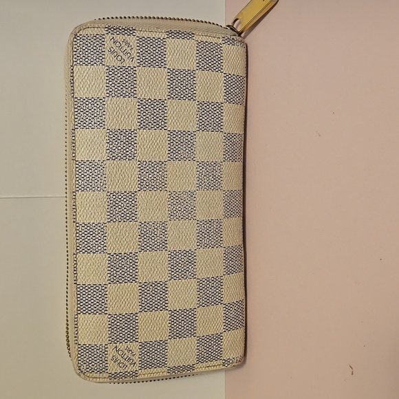 Louis Vuitton Zippy Wallet - Picture 1 of 16